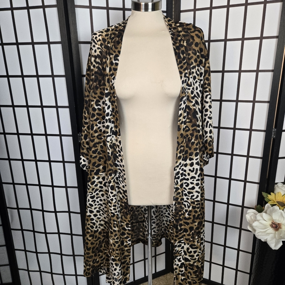 Secret Treasures Leaopard Print Sheer Lightweight Robe - Picture 3 of 10
